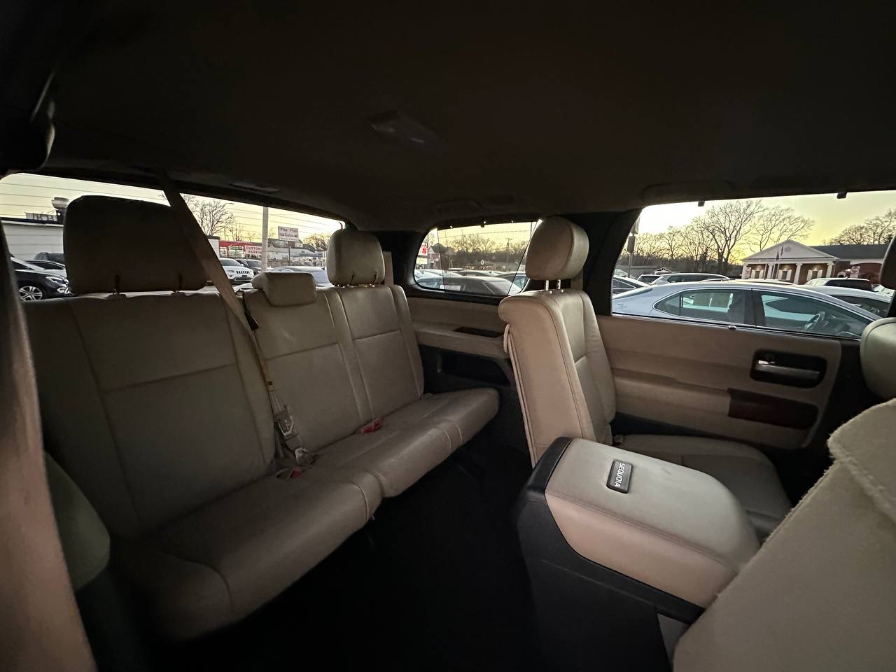 Toyota Sequoia Plantium 4WD FFV 2012