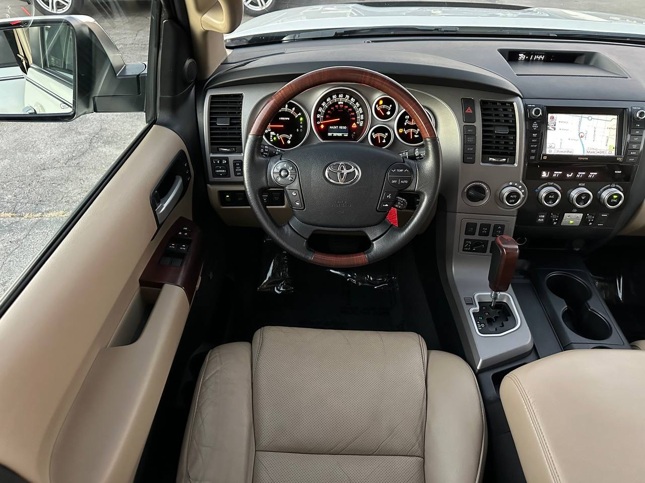 Toyota Sequoia Plantium 4WD FFV 2012