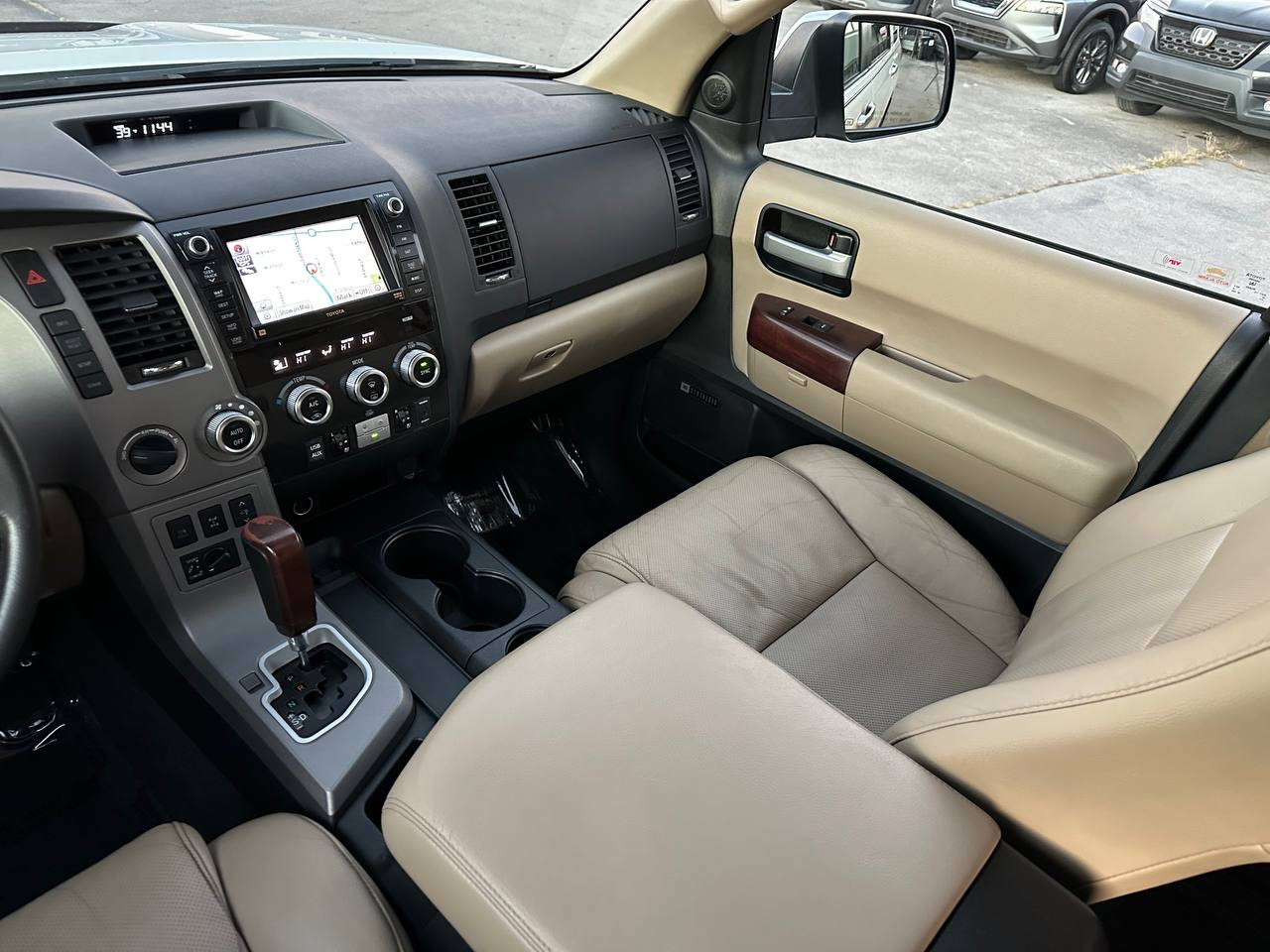 Toyota Sequoia Plantium 4WD FFV 2012