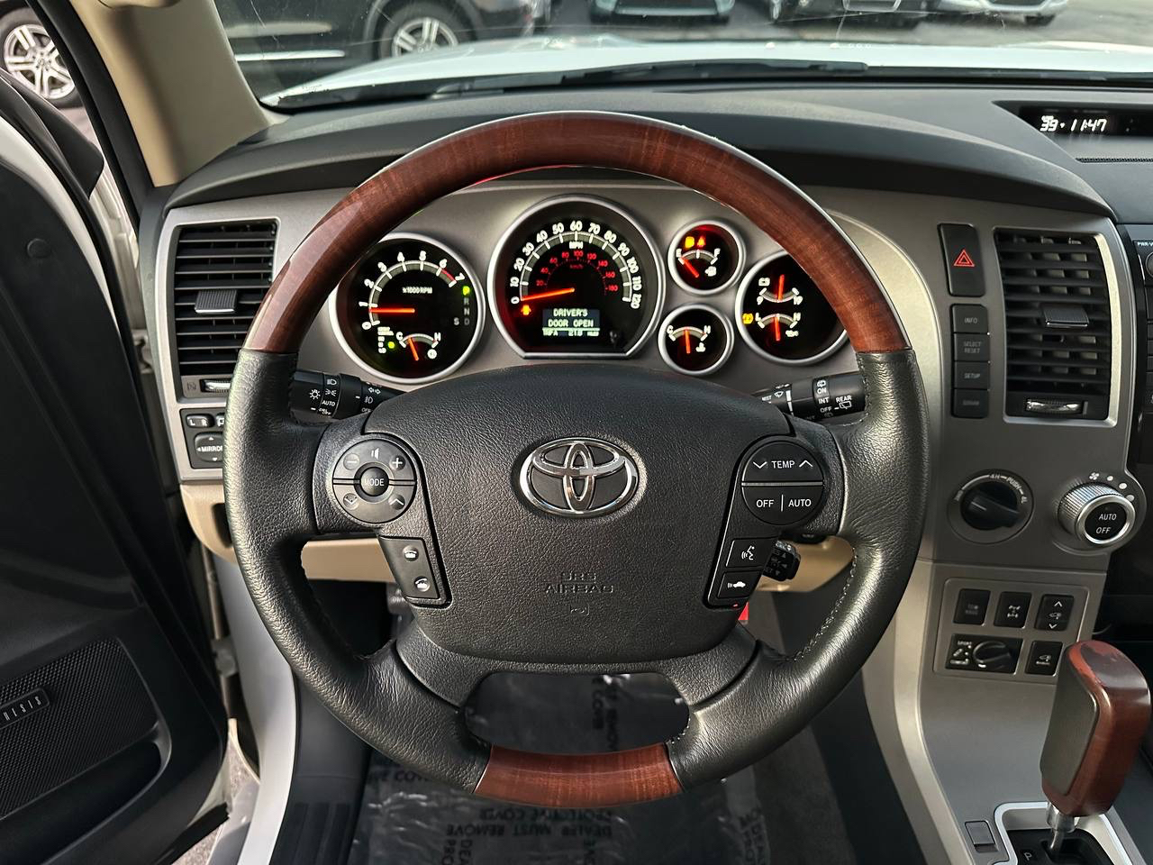 Toyota Sequoia Plantium 4WD FFV 2012