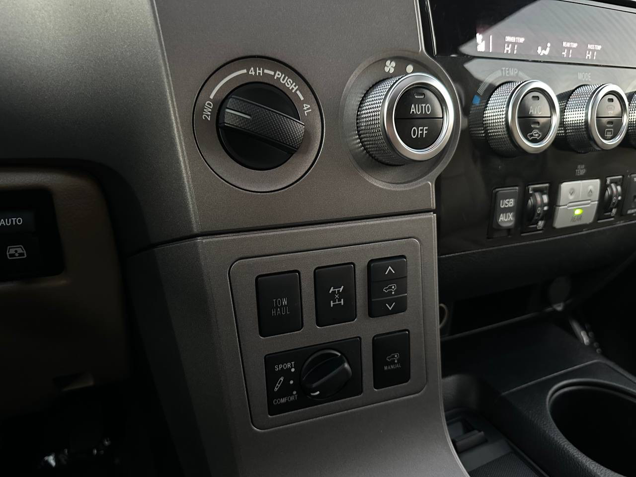 Toyota Sequoia Plantium 4WD FFV 2012