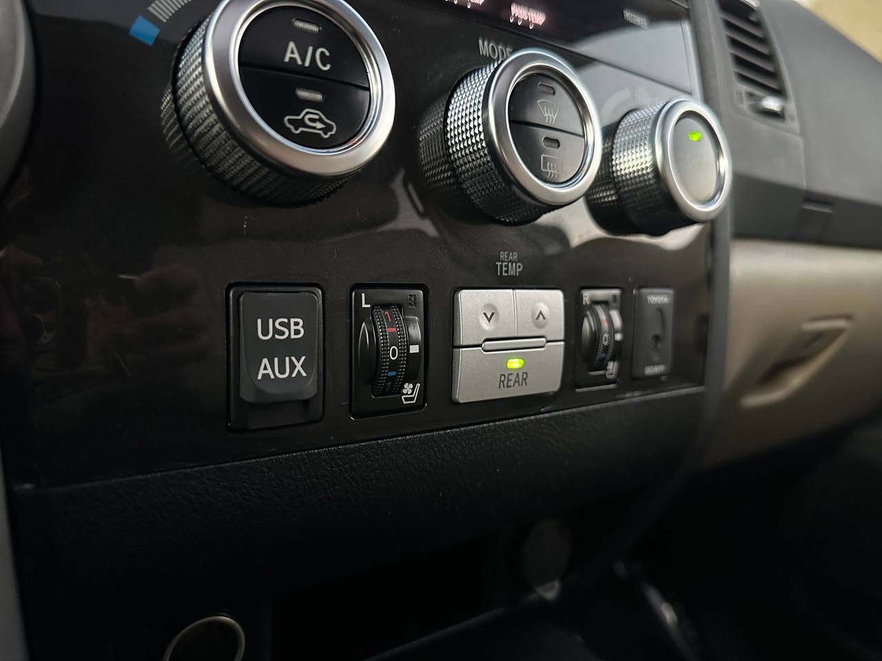 Toyota Sequoia Plantium 4WD FFV 2012