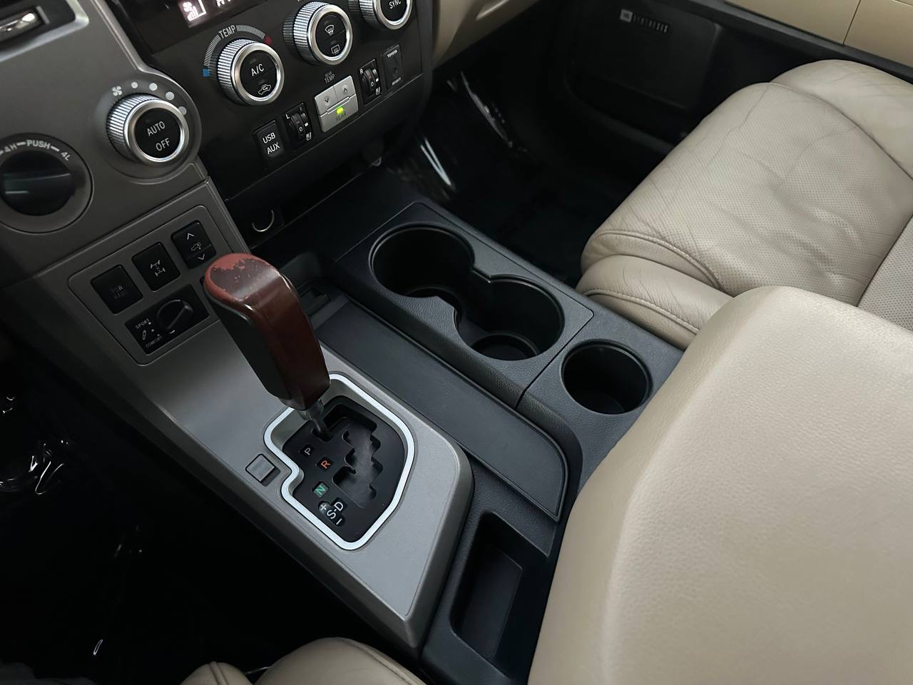 Toyota Sequoia Plantium 4WD FFV 2012