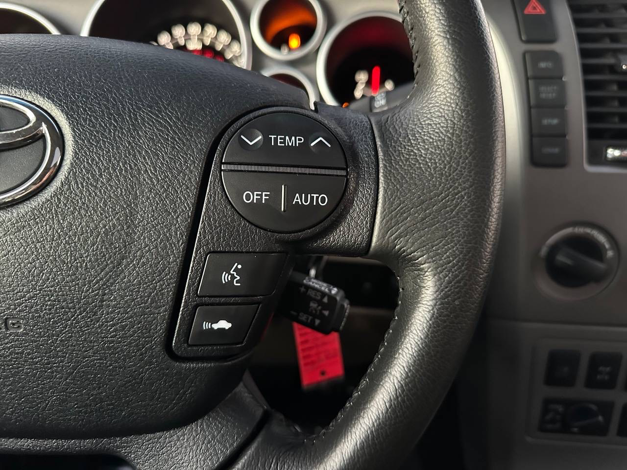 Toyota Sequoia Plantium 4WD FFV 2012