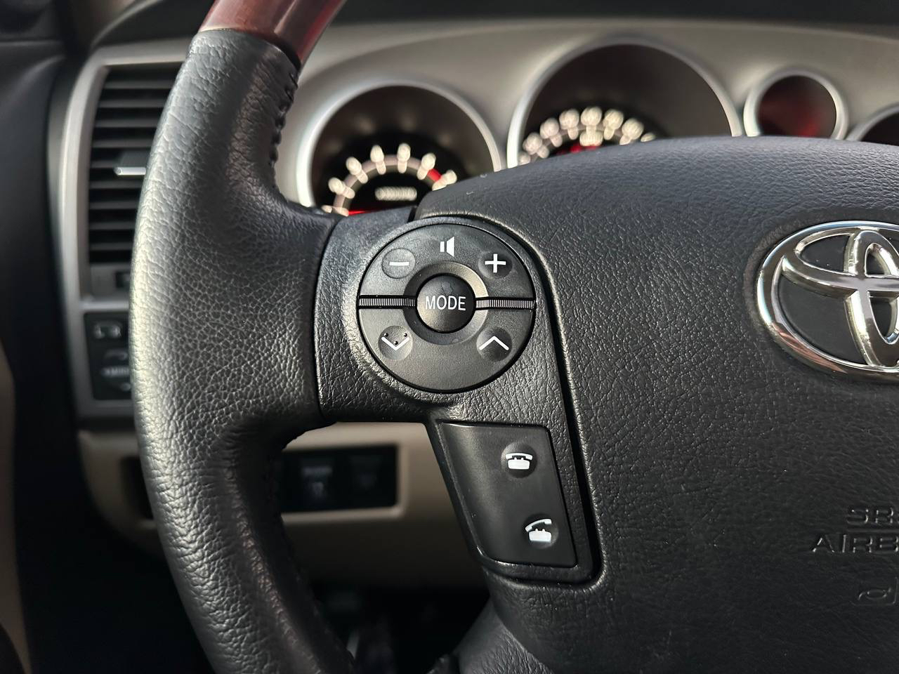 Toyota Sequoia Plantium 4WD FFV 2012