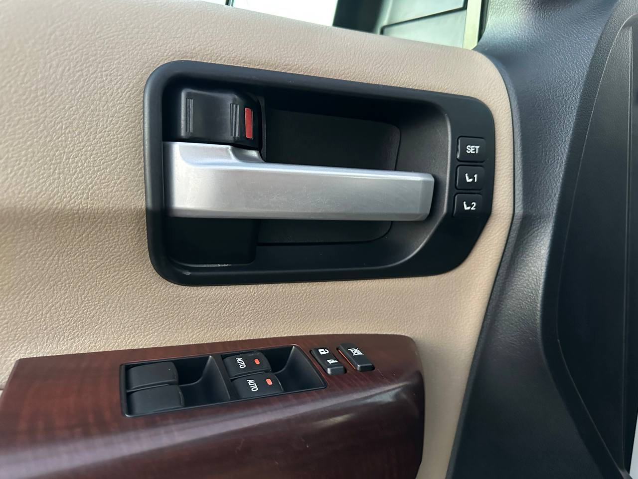 Toyota Sequoia Plantium 4WD FFV 2012