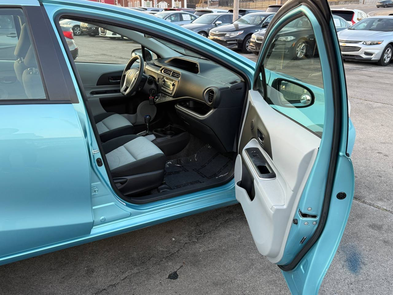 Toyota Prius c Four 2014