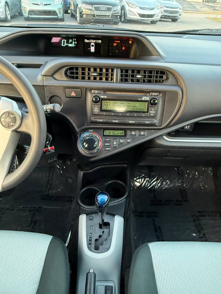 Toyota Prius c Four 2014
