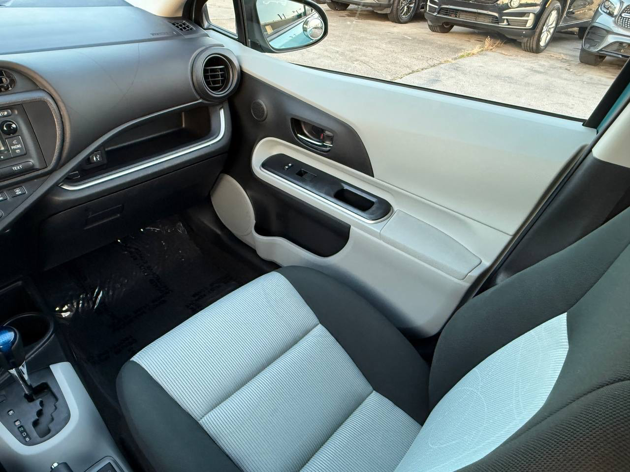 Toyota Prius c Four 2014