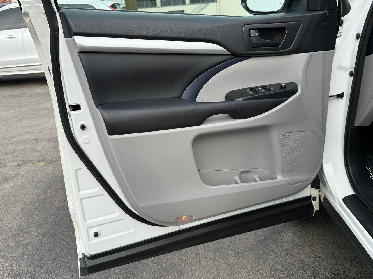 Toyota Highlander LE Plus FWD V6 2017