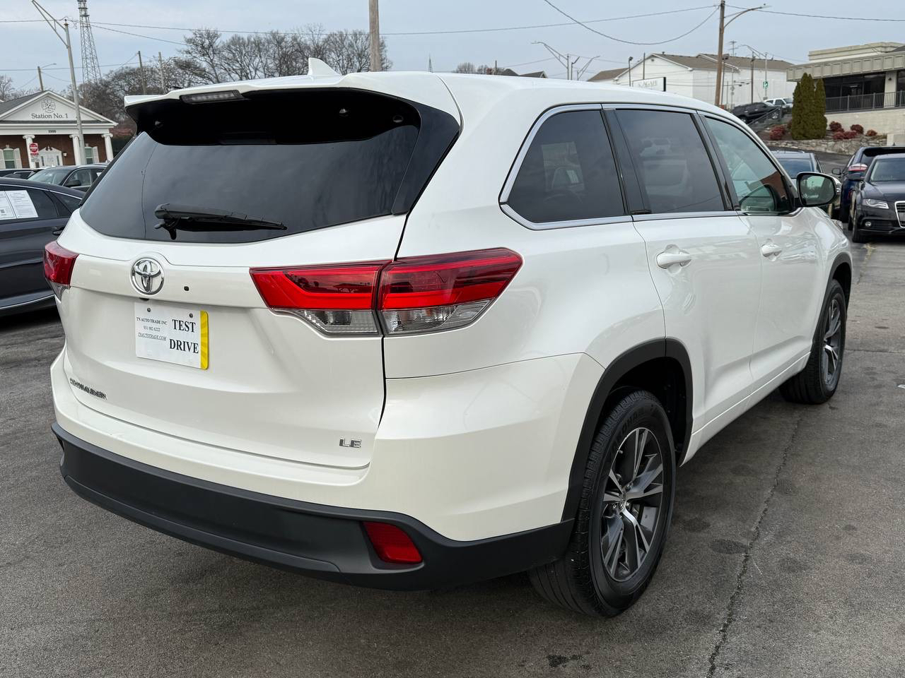 Toyota Highlander LE Plus FWD V6 2017