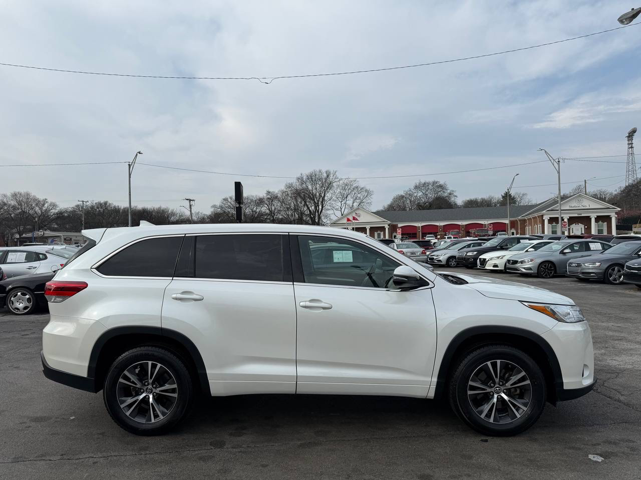 Toyota Highlander LE Plus FWD V6 2017