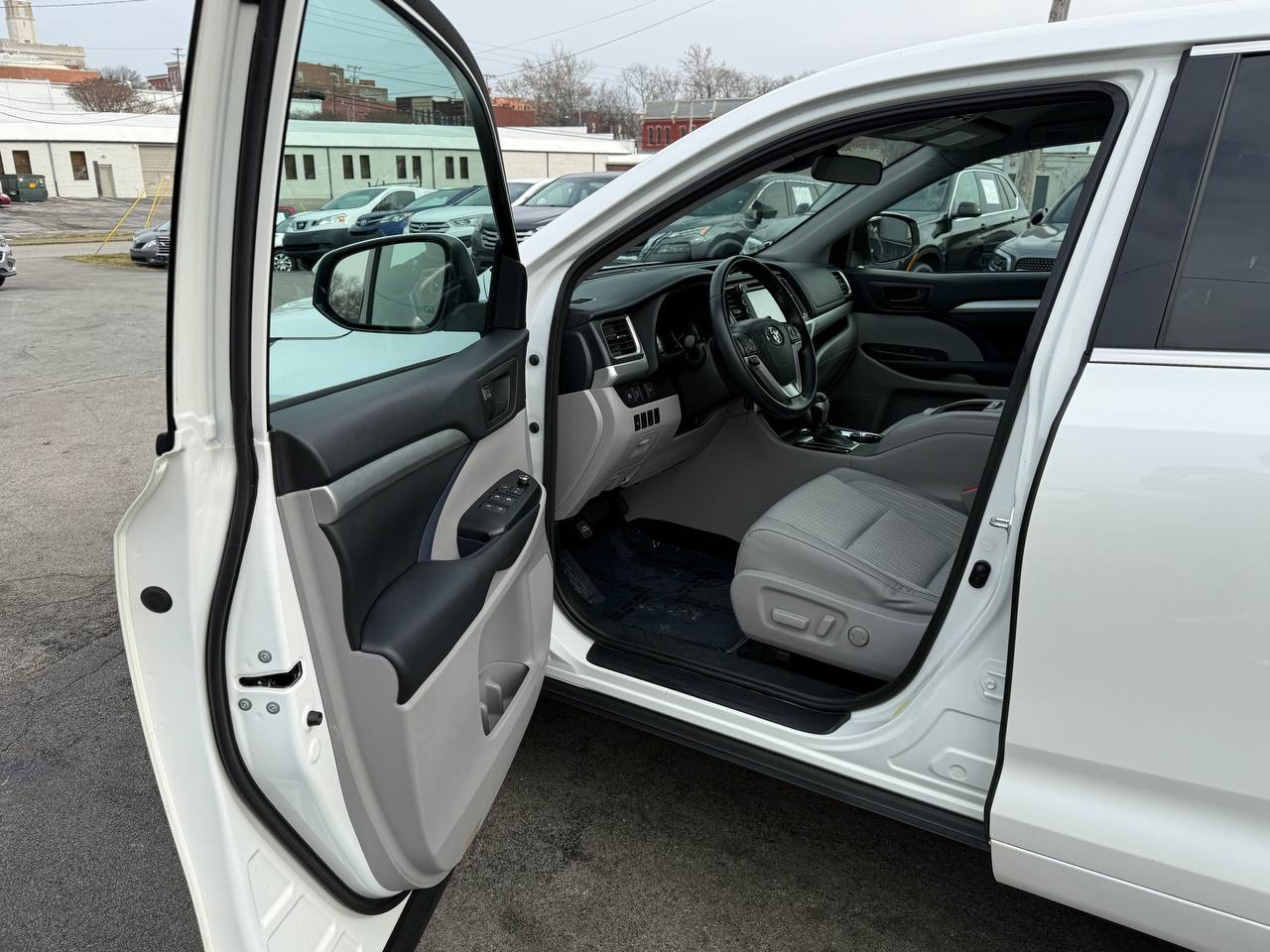 Toyota Highlander LE Plus FWD V6 2017