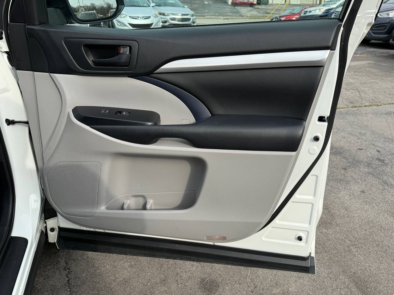 Toyota Highlander LE Plus FWD V6 2017