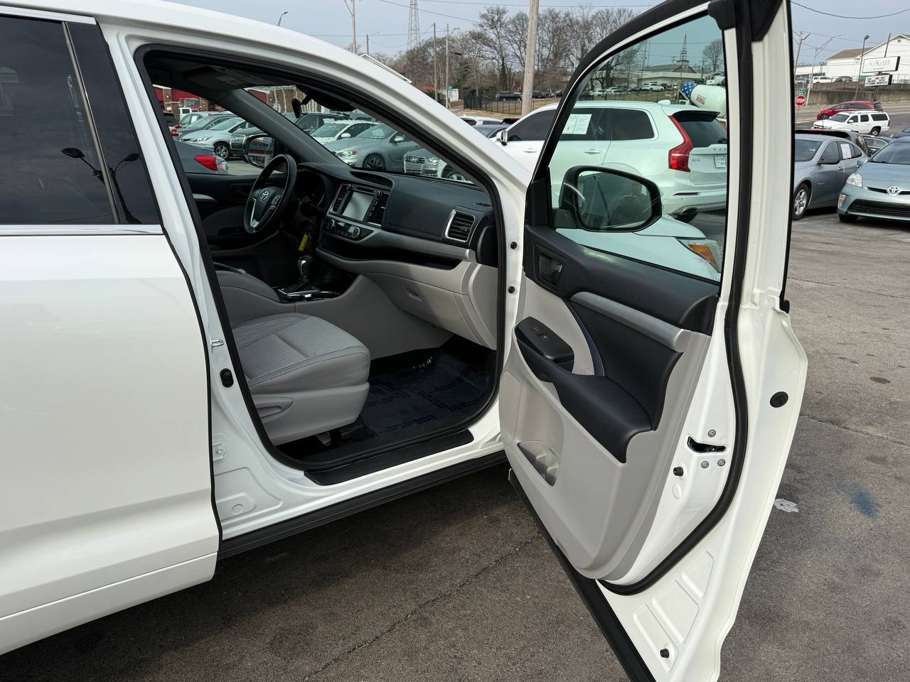 Toyota Highlander LE Plus FWD V6 2017