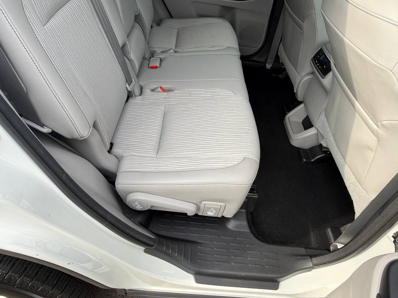 Toyota Highlander LE Plus FWD V6 2017