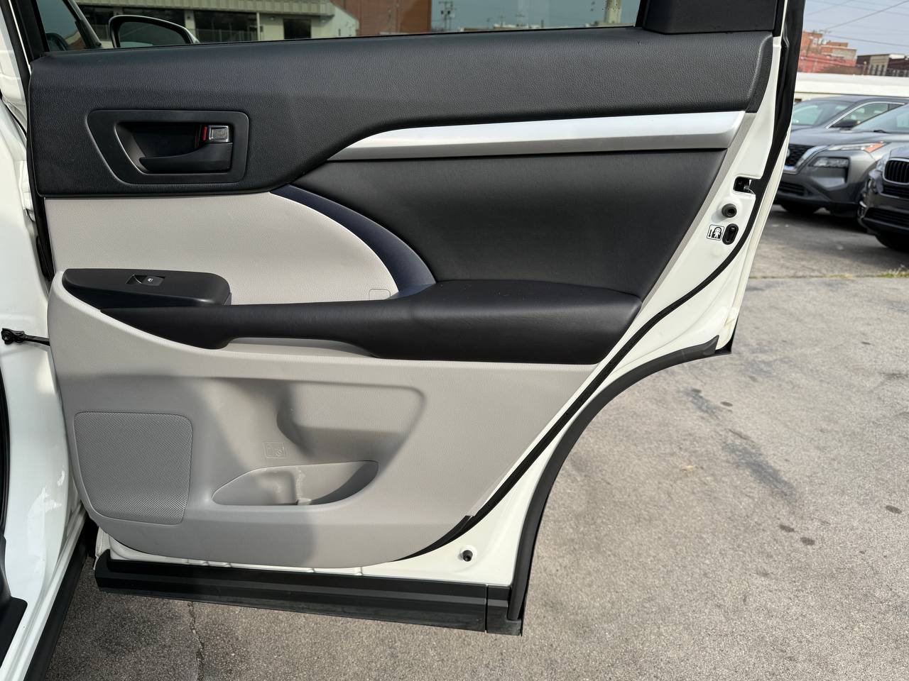 Toyota Highlander LE Plus FWD V6 2017