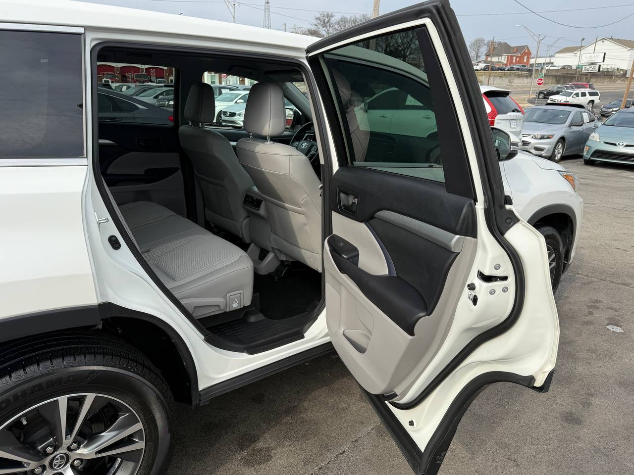 Toyota Highlander LE Plus FWD V6 2017