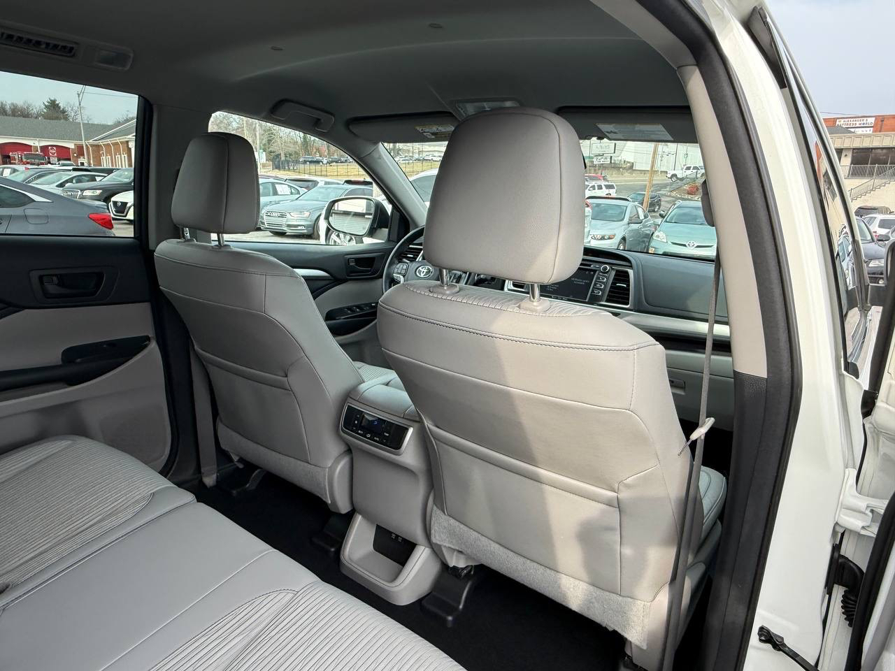 Toyota Highlander LE Plus FWD V6 2017