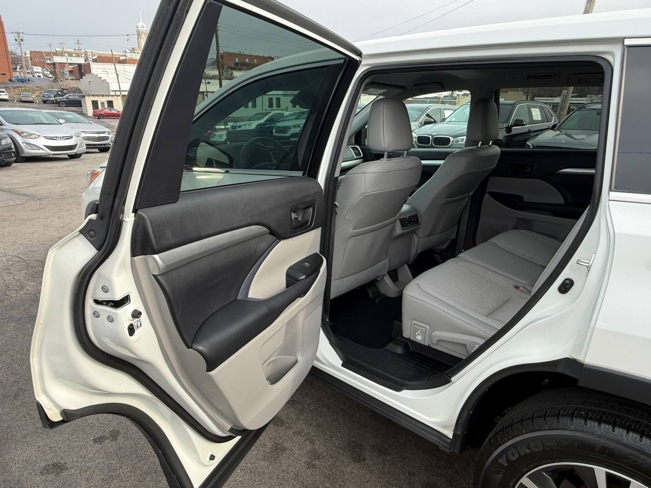 Toyota Highlander LE Plus FWD V6 2017