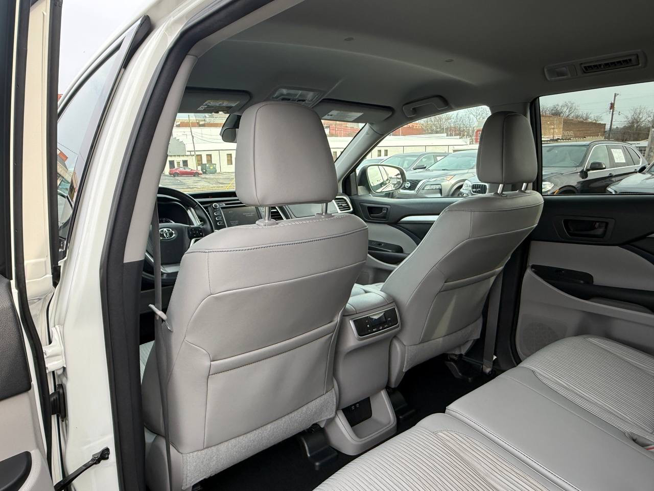 Toyota Highlander LE Plus FWD V6 2017