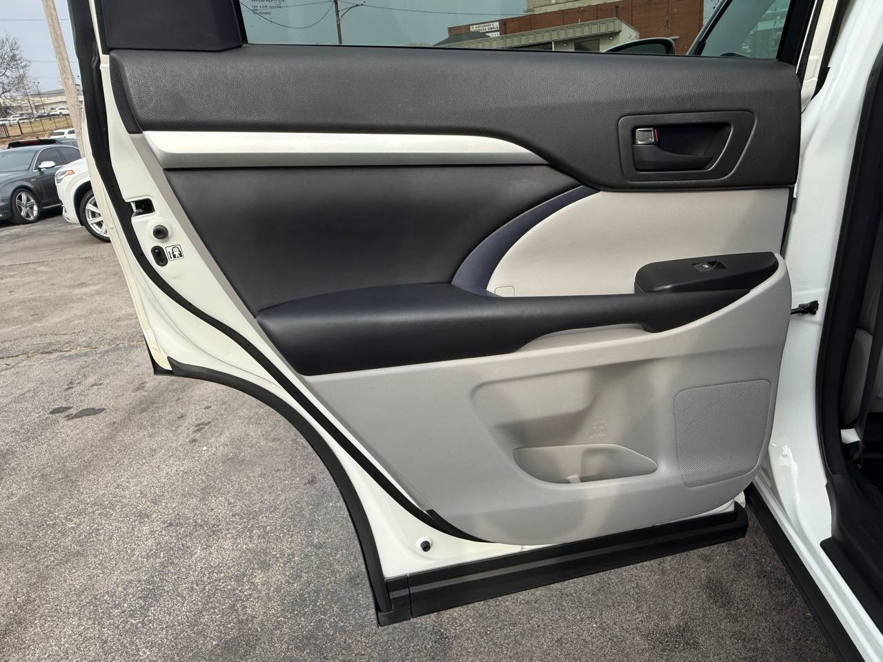 Toyota Highlander LE Plus FWD V6 2017