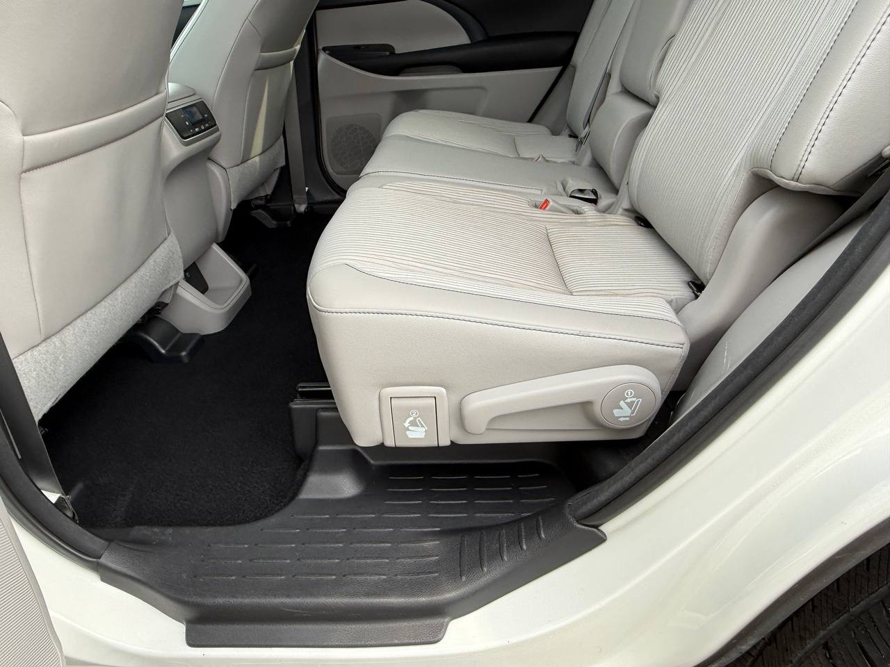 Toyota Highlander LE Plus FWD V6 2017