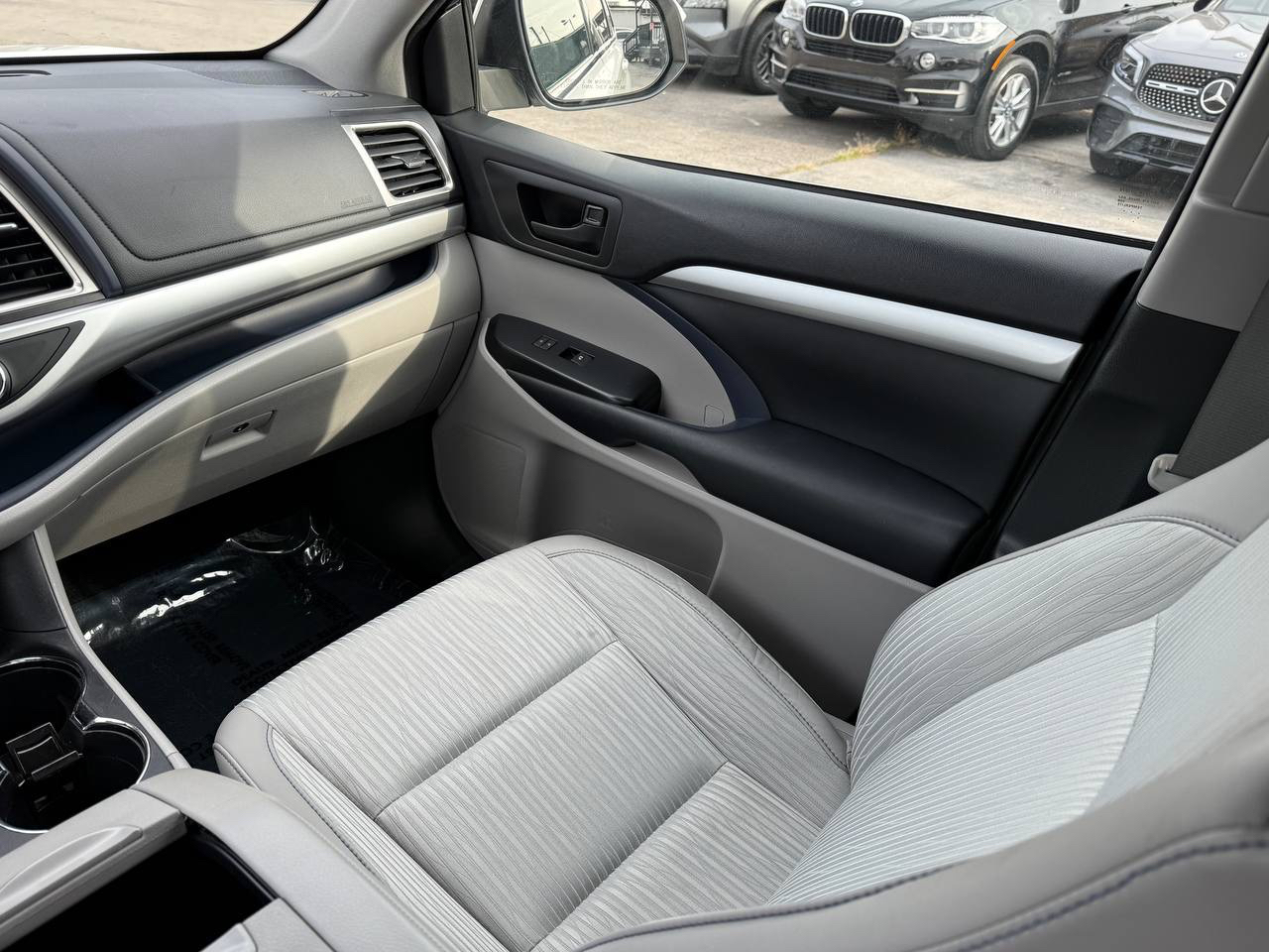 Toyota Highlander LE Plus FWD V6 2017