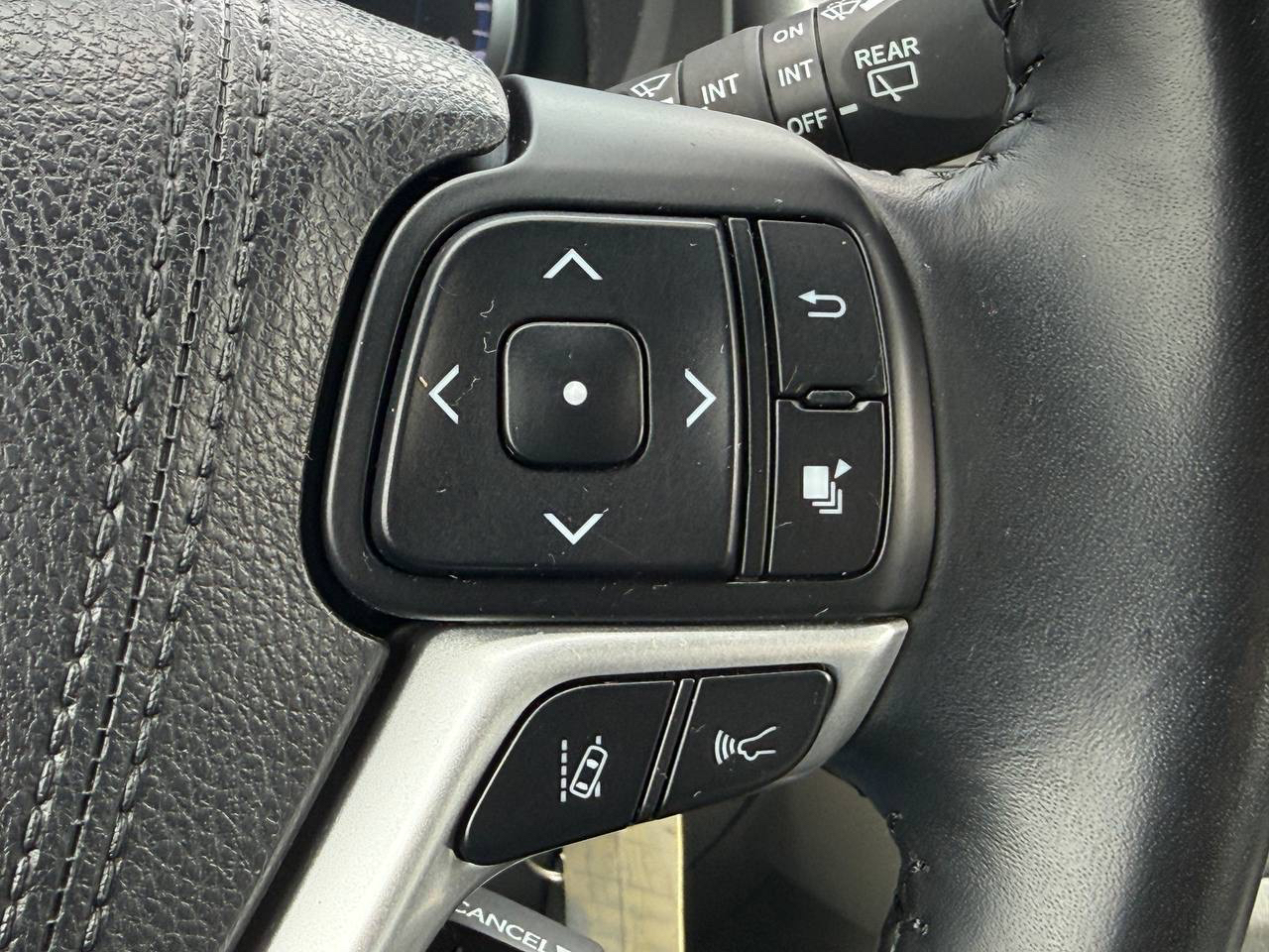 Toyota Highlander LE Plus FWD V6 2017