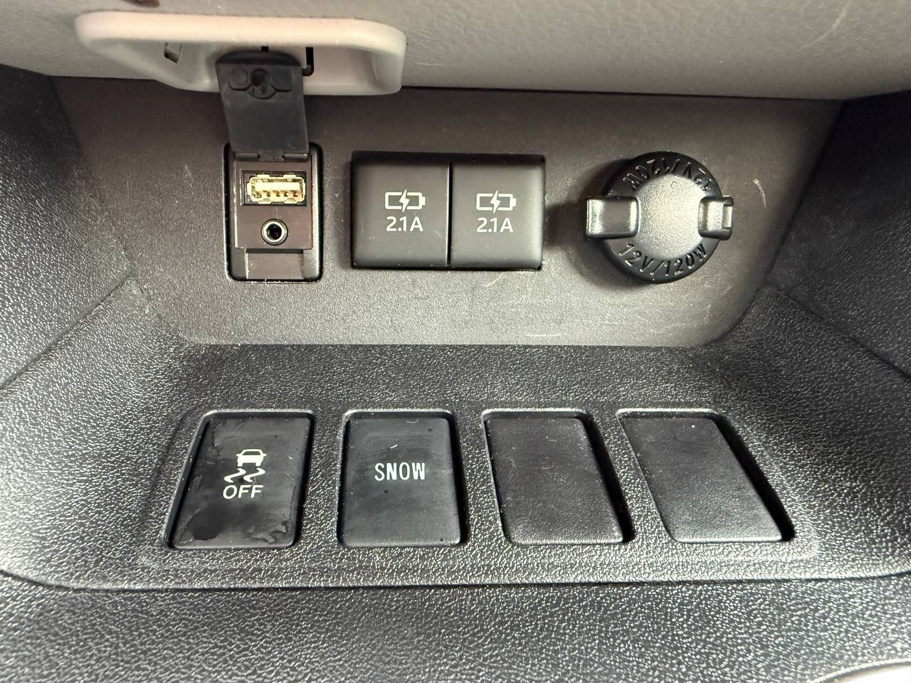 Toyota Highlander LE Plus FWD V6 2017