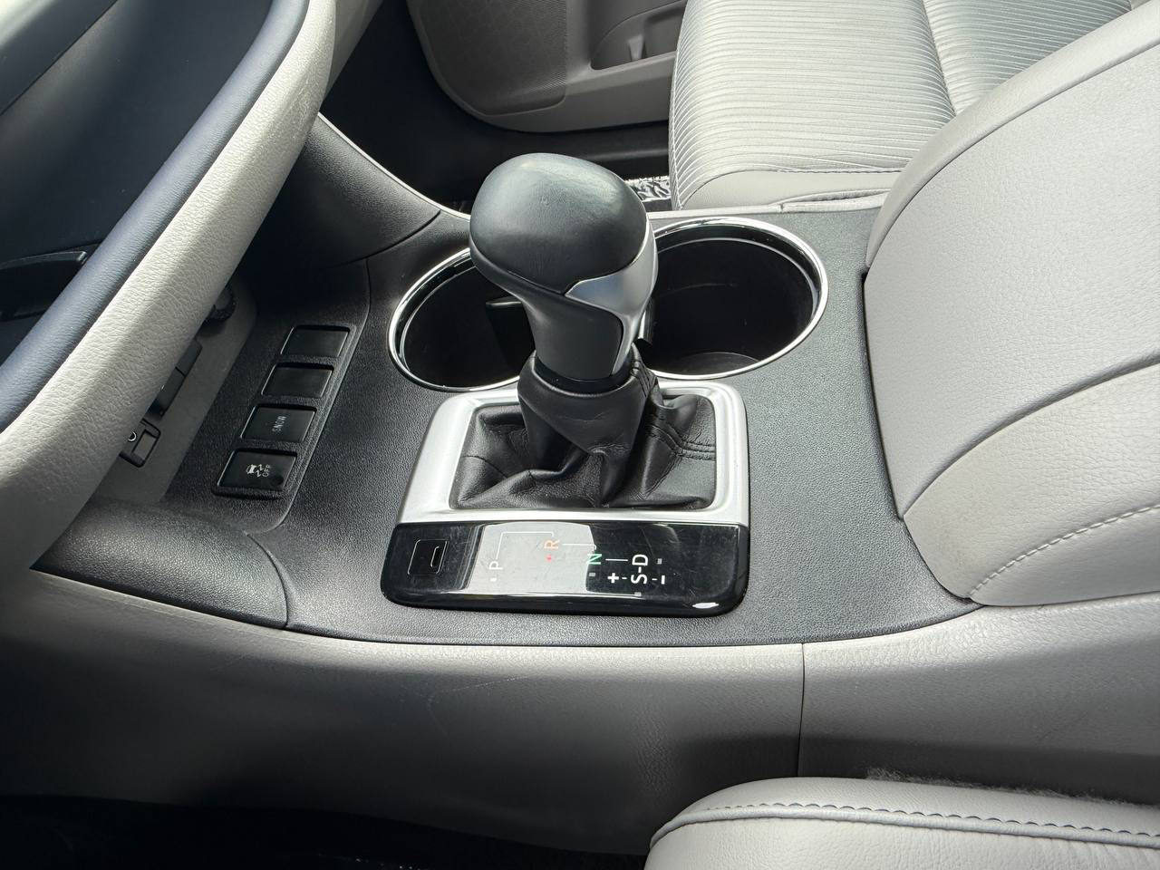 Toyota Highlander LE Plus FWD V6 2017