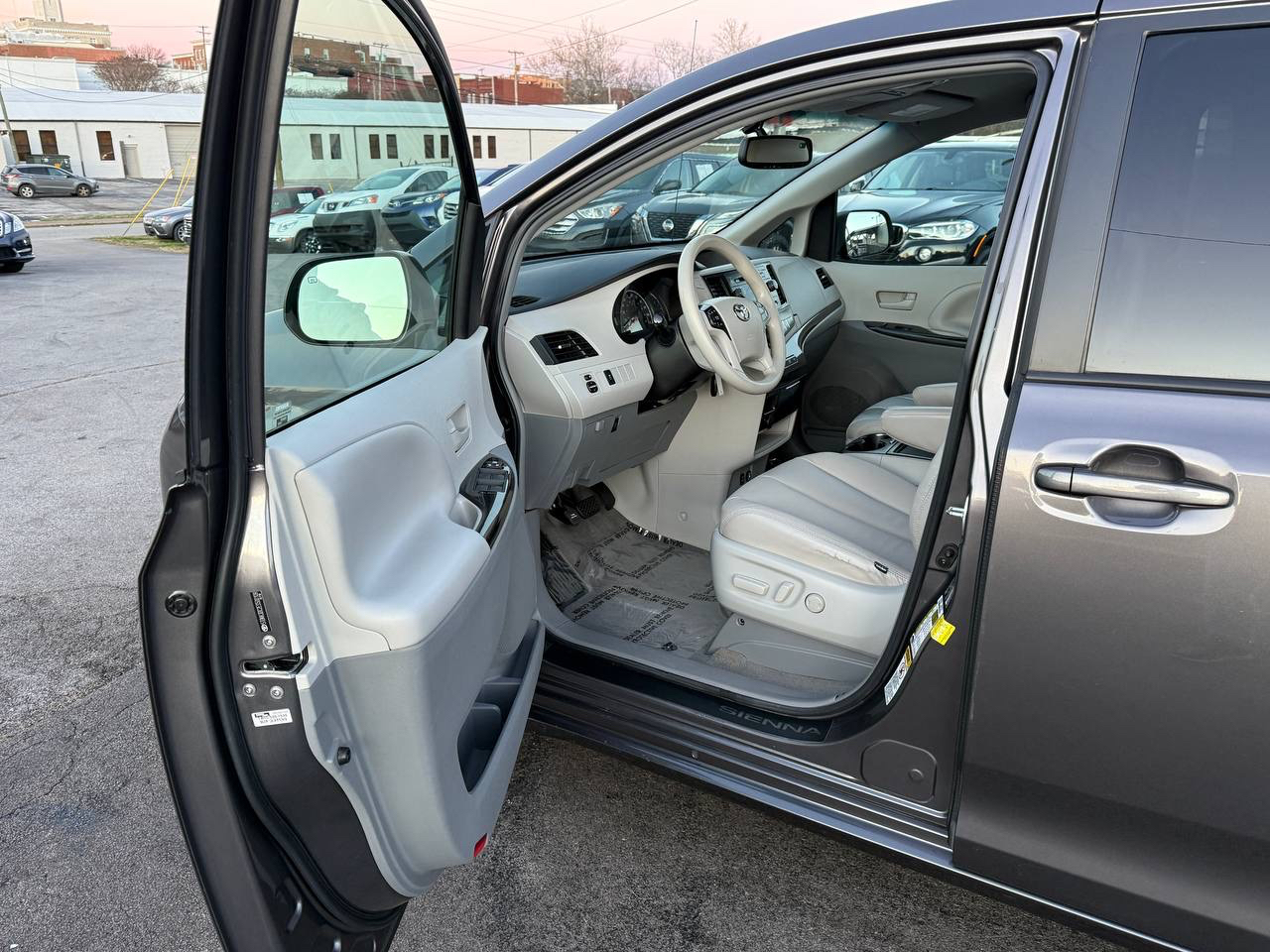 Toyota Sienna XLE FWD 8-Passenger V6 2014