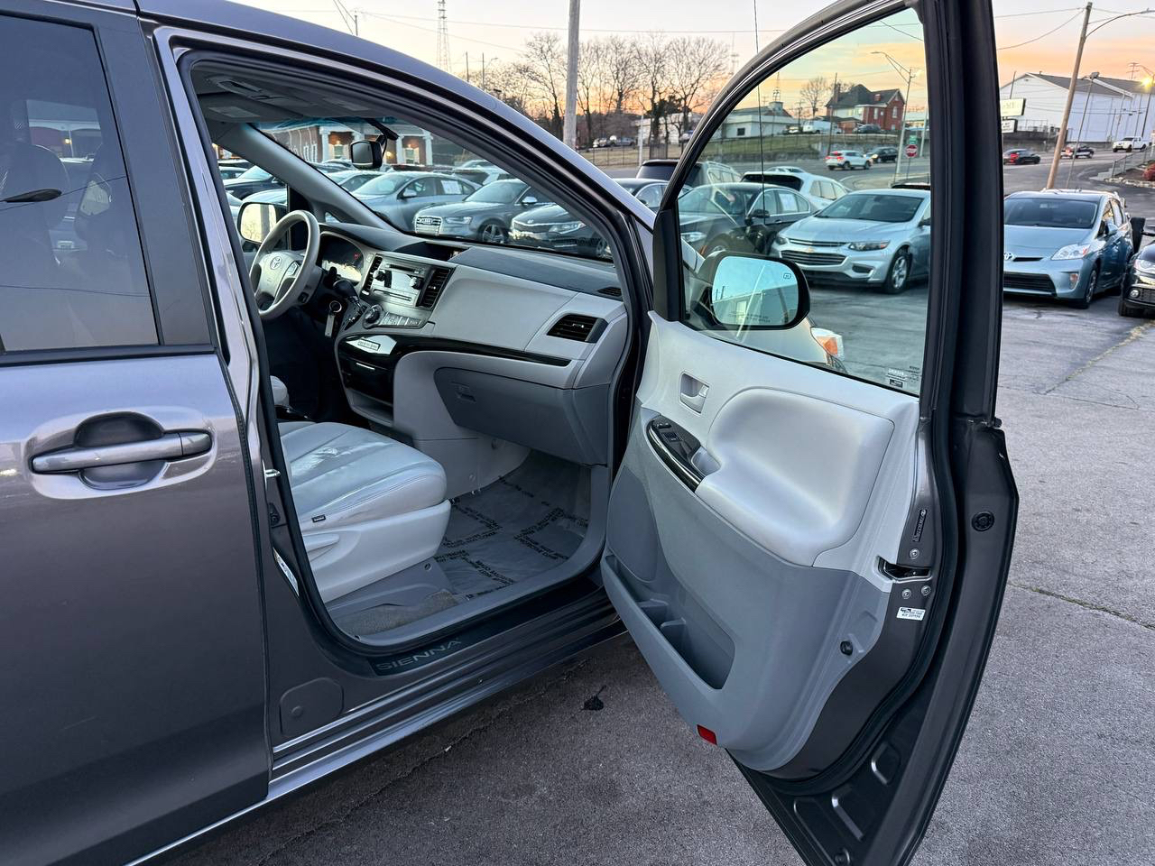 Toyota Sienna XLE FWD 8-Passenger V6 2014