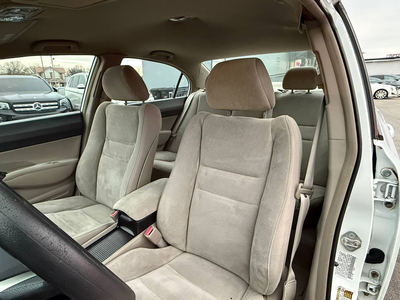 Honda Civic LX Sedan 5-Speed AT 2011