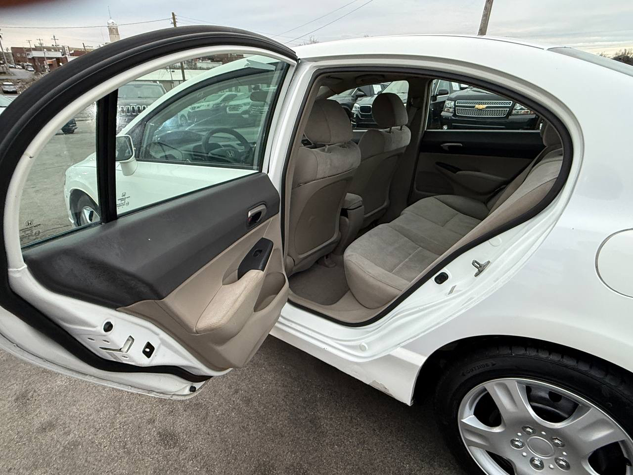 Honda Civic LX Sedan 5-Speed AT 2011