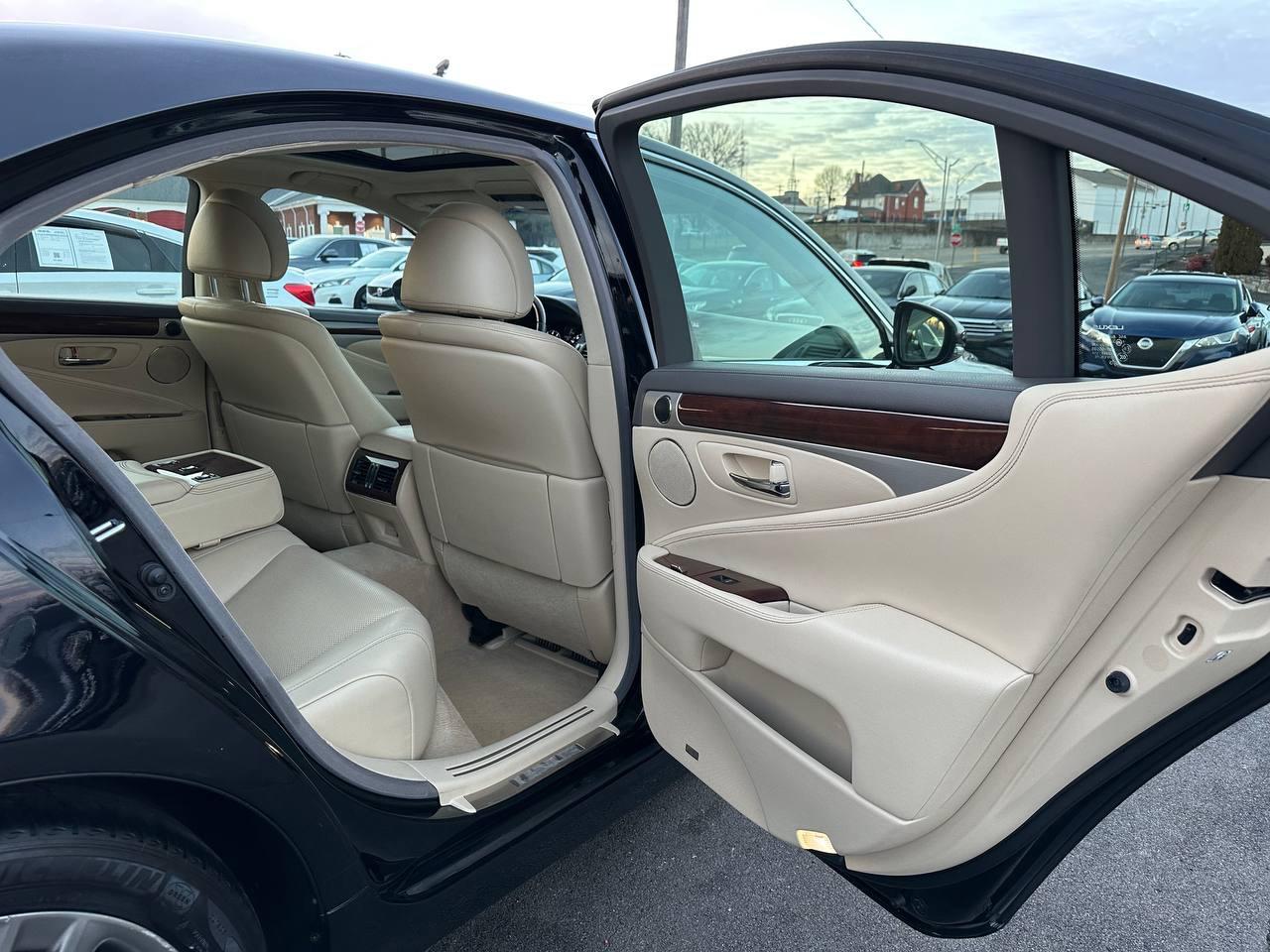 Lexus LS 460 Luxury Sedan AWD 2014