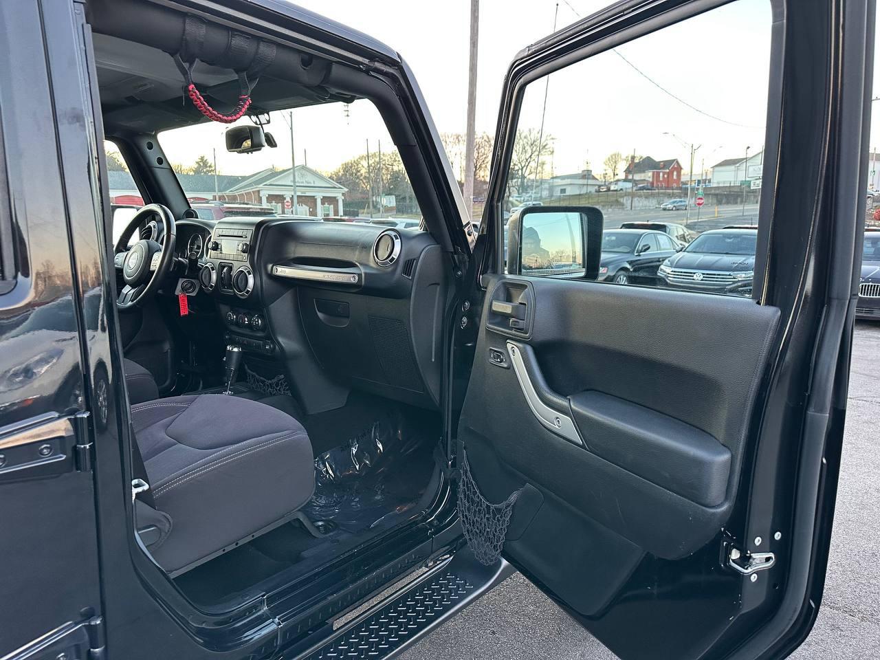 Jeep Wrangler Unlimited Sahara 4WD 2013