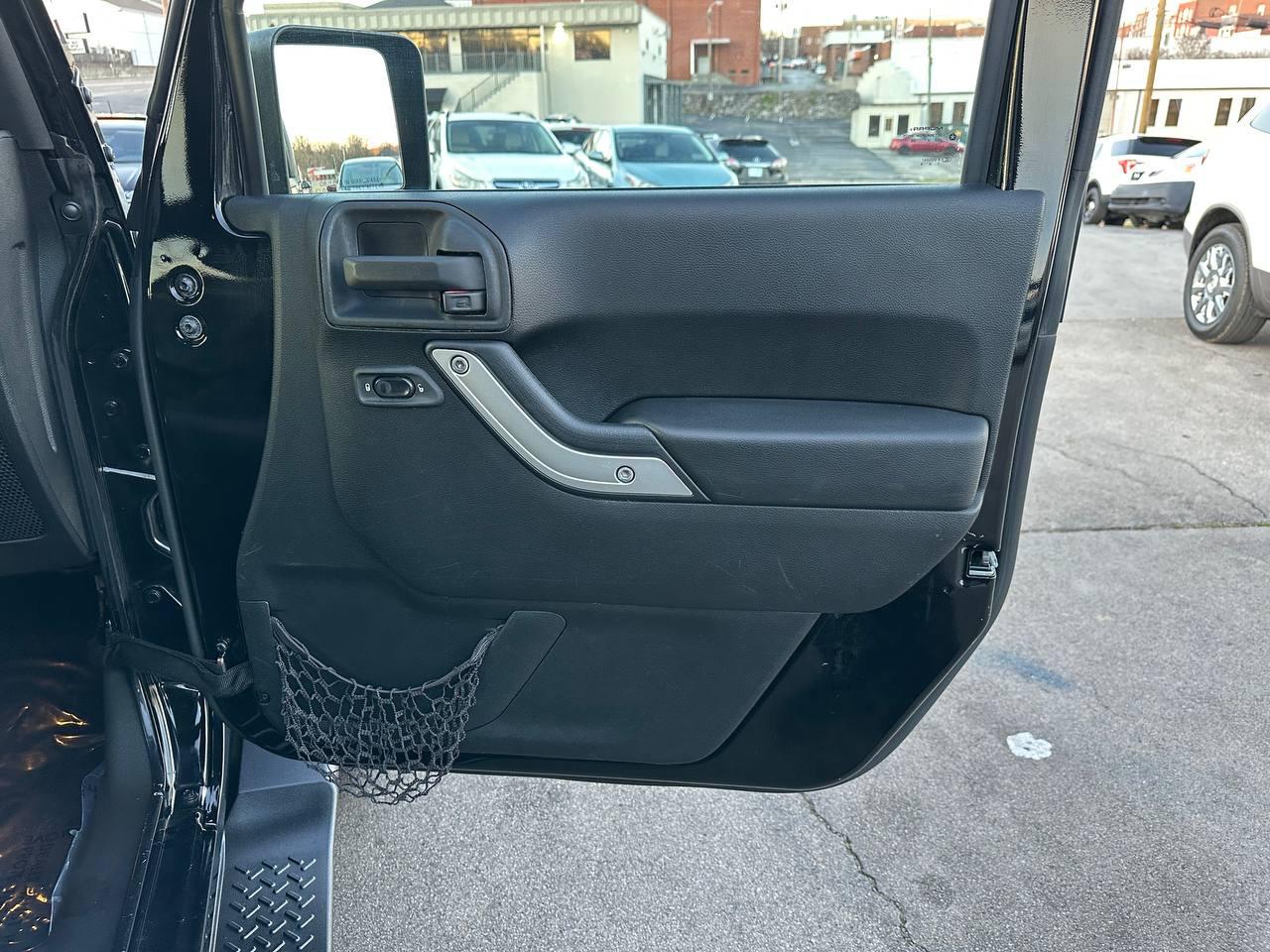 Jeep Wrangler Unlimited Sahara 4WD 2013