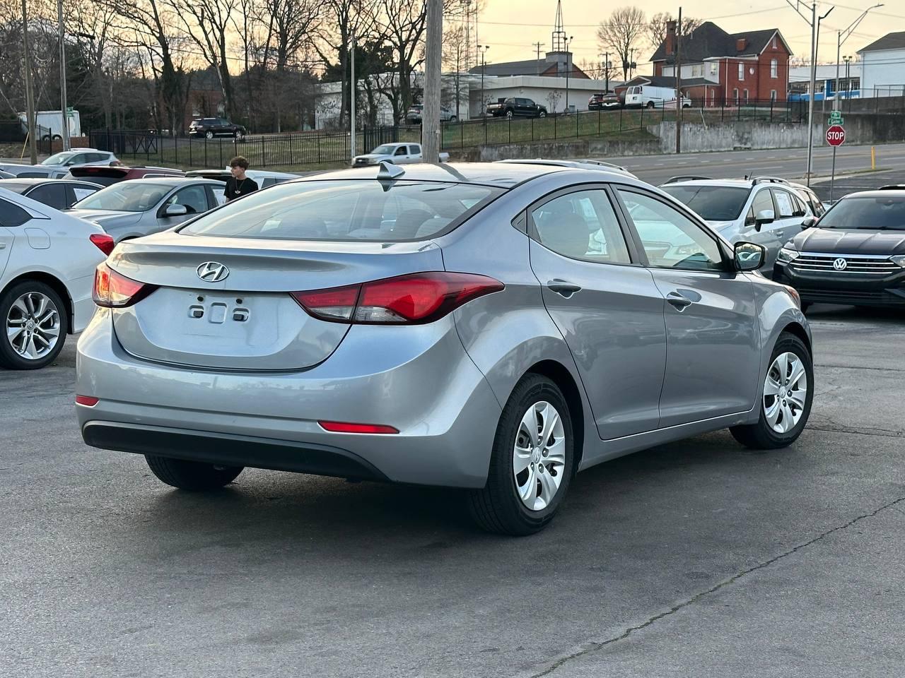 Hyundai Elantra SE 6AT 2016
