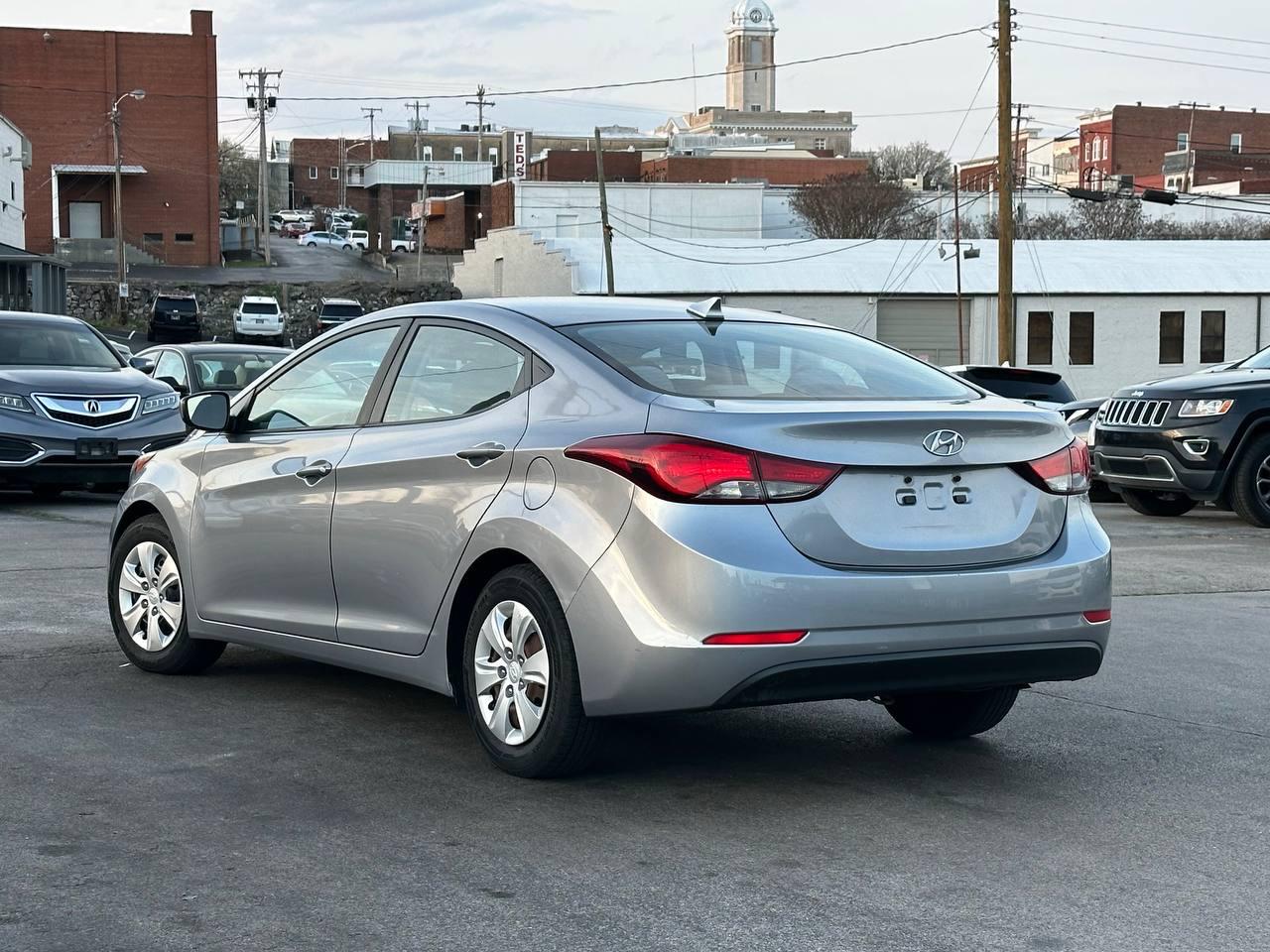 Hyundai Elantra SE 6AT 2016