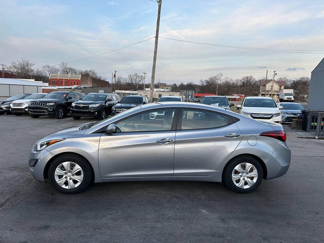 Hyundai Elantra SE 6AT 2016