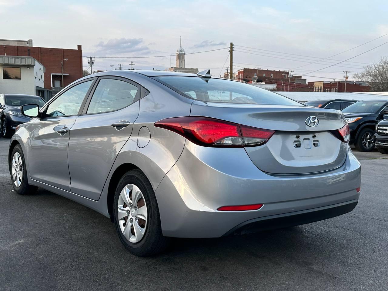 Hyundai Elantra SE 6AT 2016