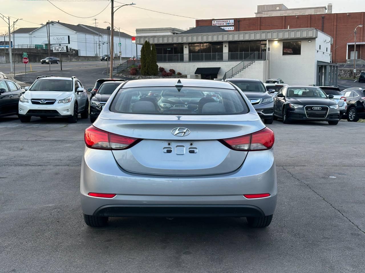 Hyundai Elantra SE 6AT 2016
