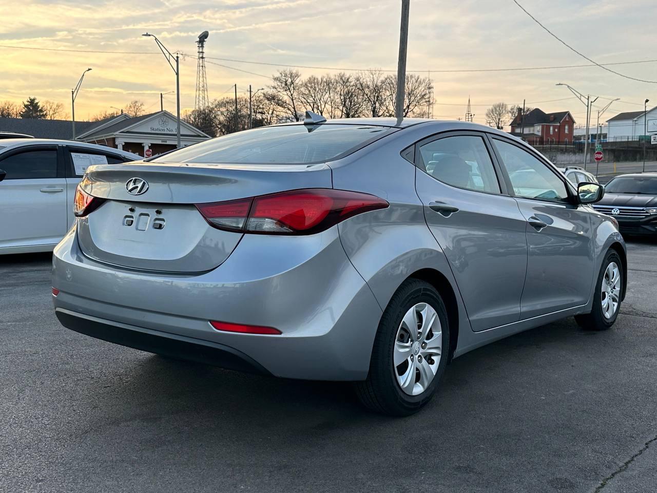 Hyundai Elantra SE 6AT 2016