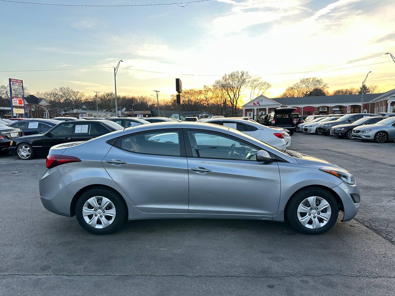 Hyundai Elantra SE 6AT 2016