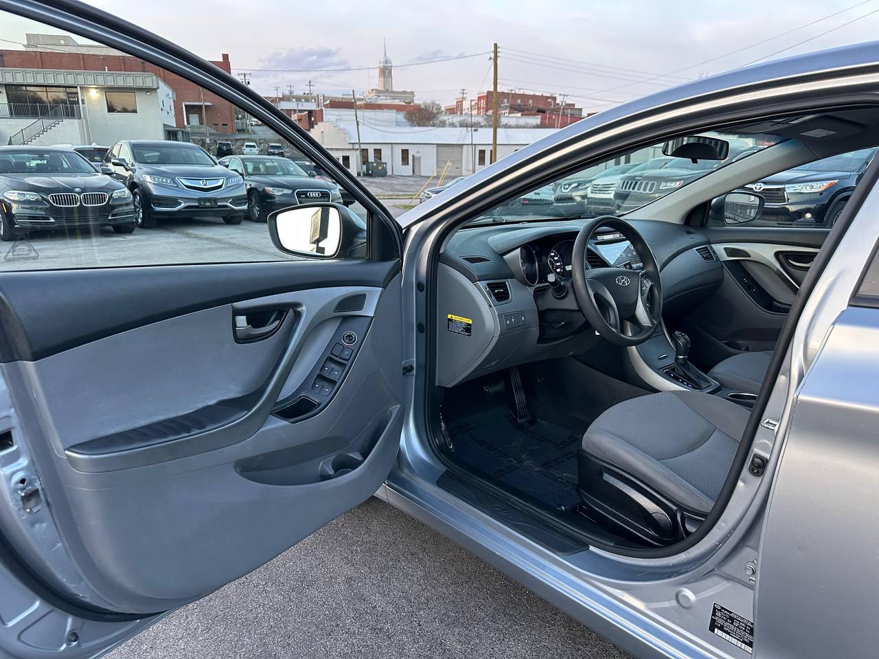 Hyundai Elantra SE 6AT 2016