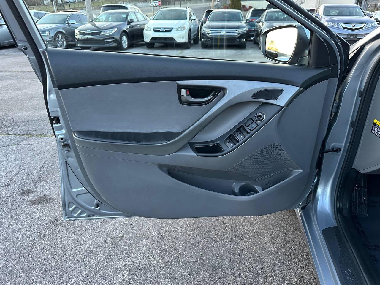 Hyundai Elantra SE 6AT 2016