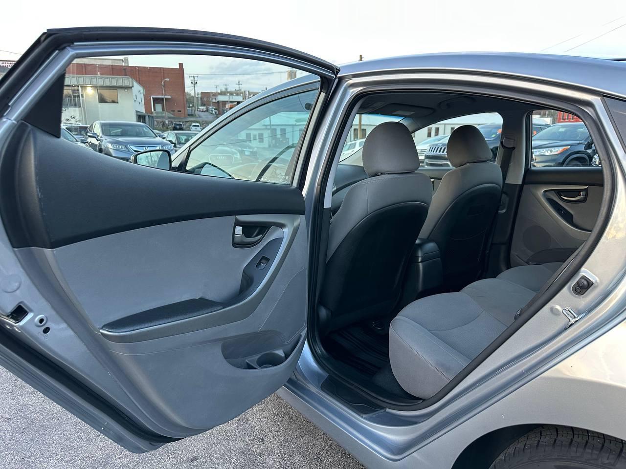 Hyundai Elantra SE 6AT 2016