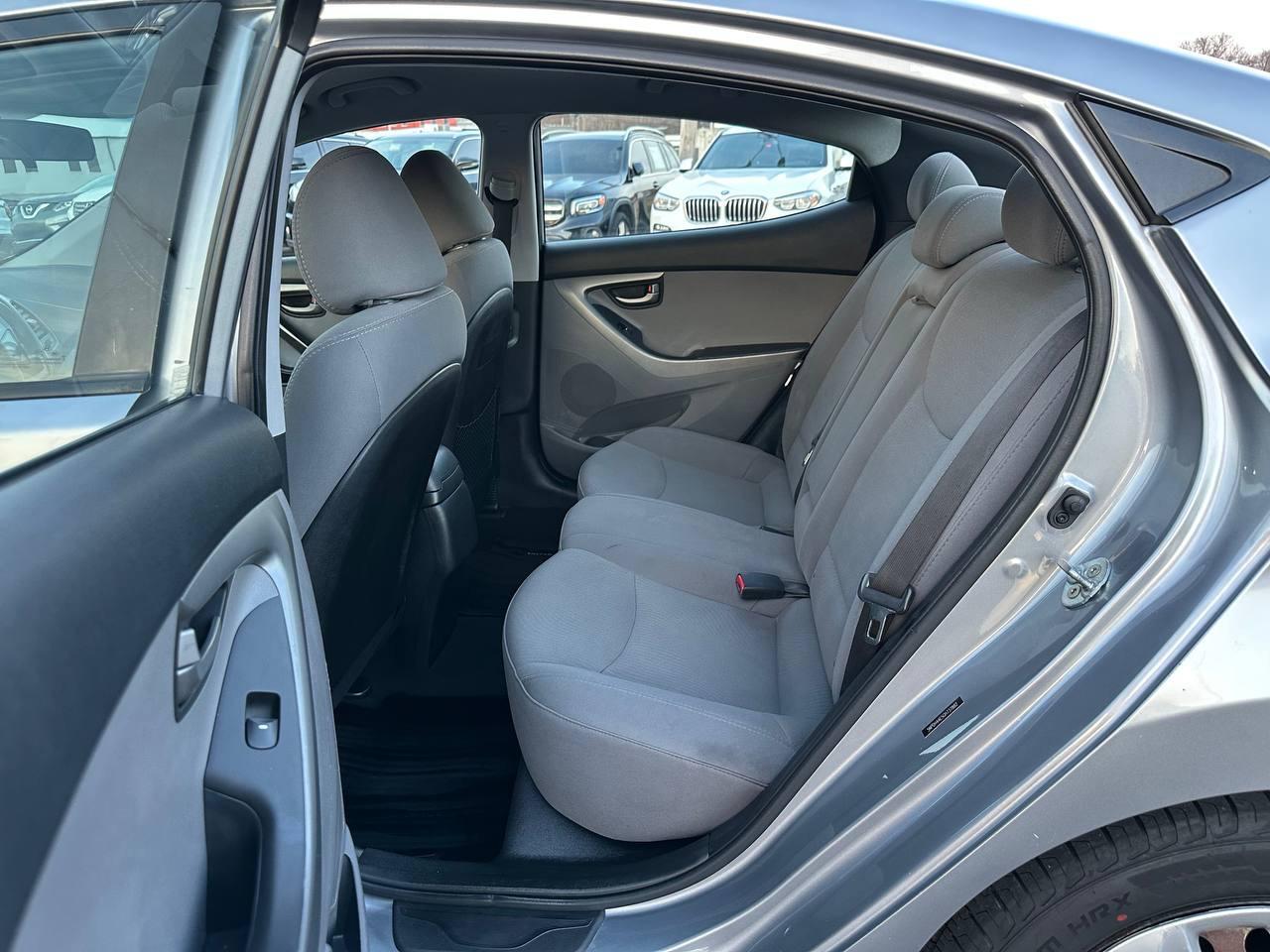 Hyundai Elantra SE 6AT 2016