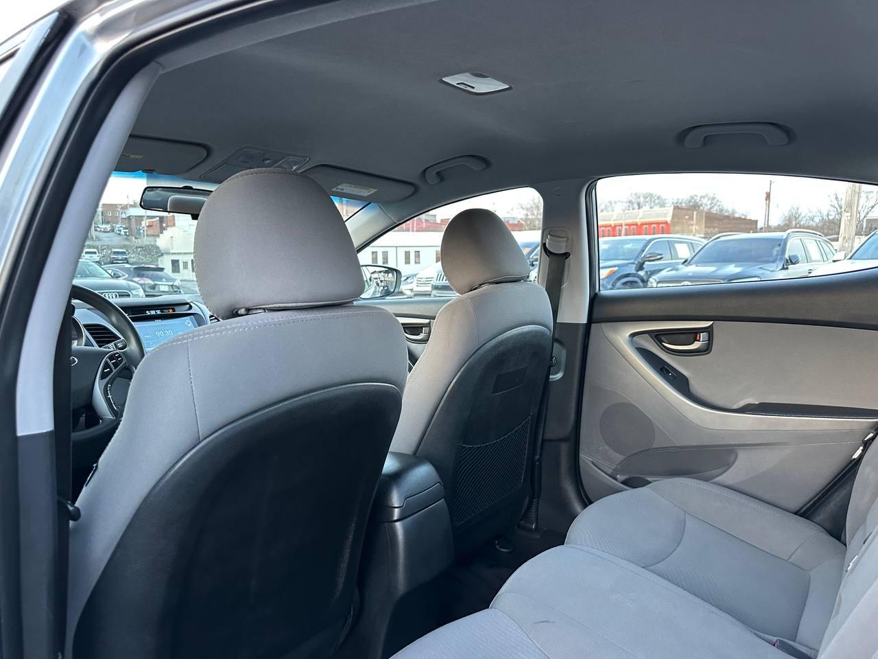 Hyundai Elantra SE 6AT 2016